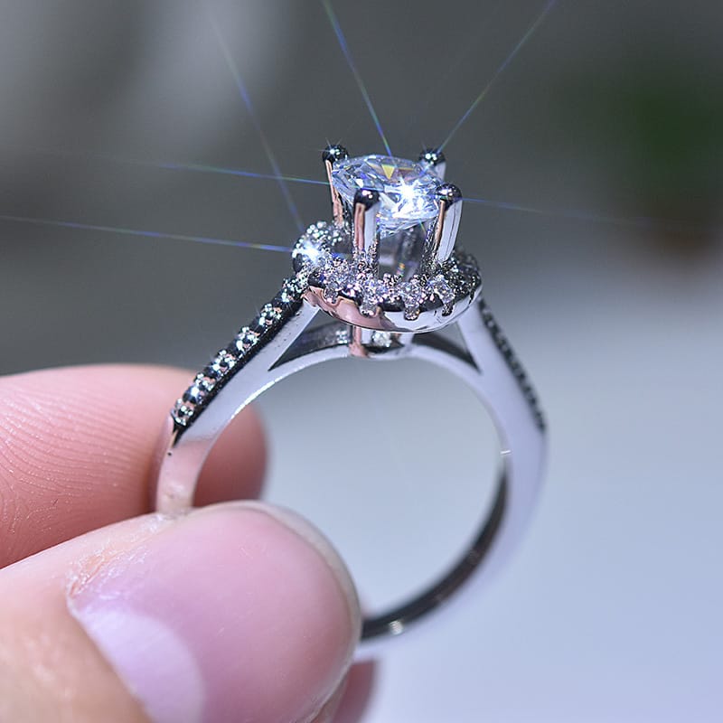 Anel de diamantes pave em halo prateado Rose & Oliver, com acabamento brilhante e design elegante em prata.