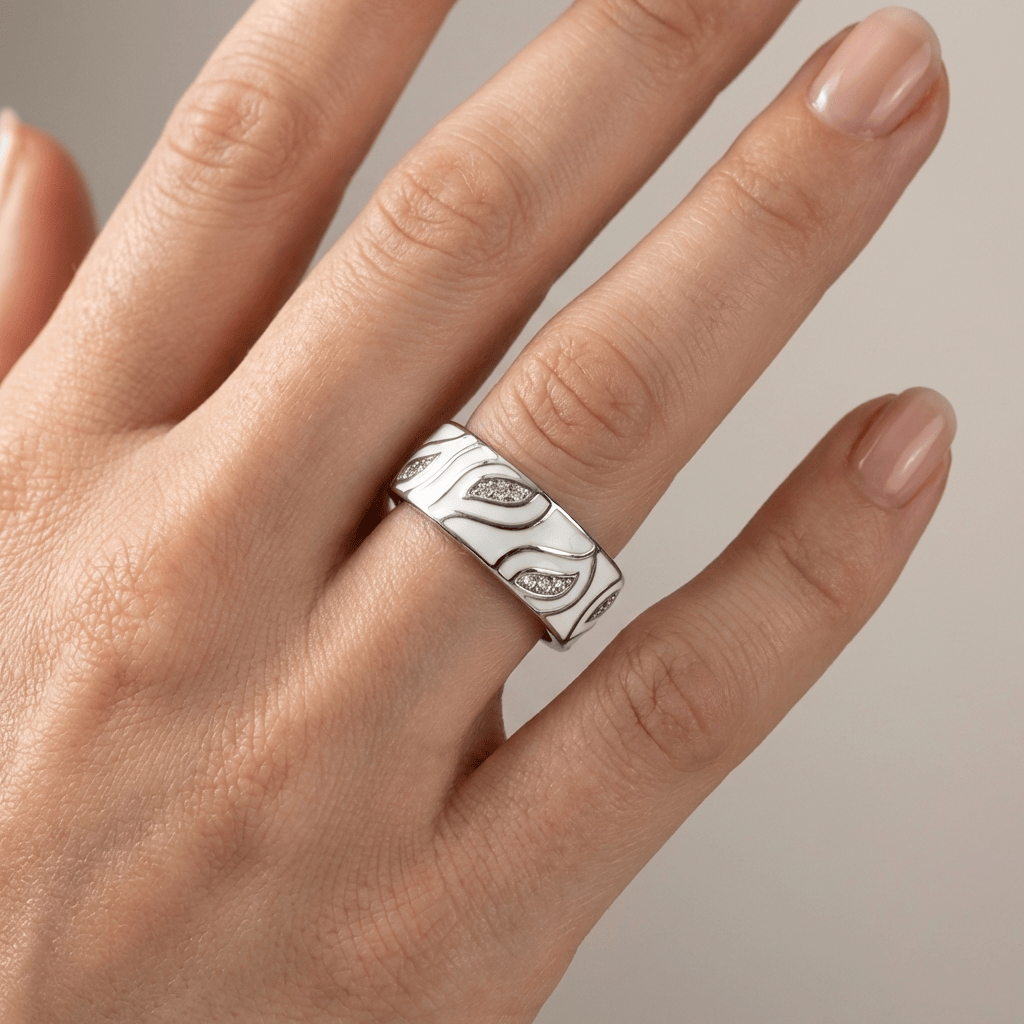Anel de prata com folha de zircônia, joia elegante da marca Rose & Oliver, destacando detalhes decorativos e brilho refinado.
