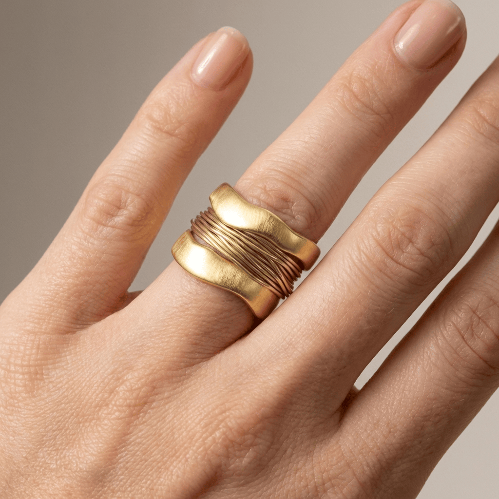 Anel artesanal de prata e ouro com acabamento em wire wrap, de Rose & Oliver, mostrando detalhes delicados e design elegante.