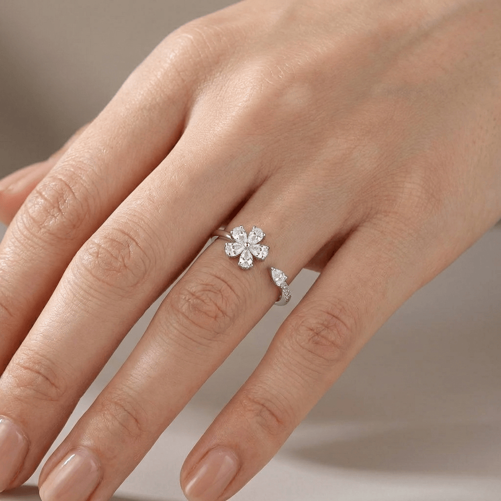 Anel ajustável com flor de zircônia prateada da Rose & Oliver, destacando detalhes brilhantes e acabamento elegante.