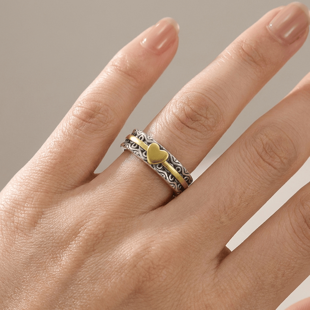 Handgefertigter Goldring mit Herz von der Marke Rose & Oliver, mit feinen Details und polierter Verarbeitung
