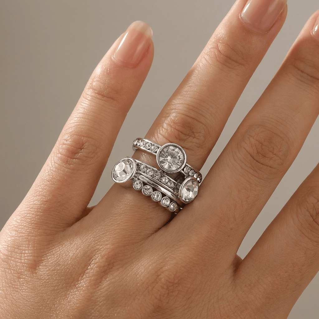 Anel Twin Sparkle prata da Rose & Oliver com detalhes brilhantes e acabamento polido, mostrado em close na imagem.