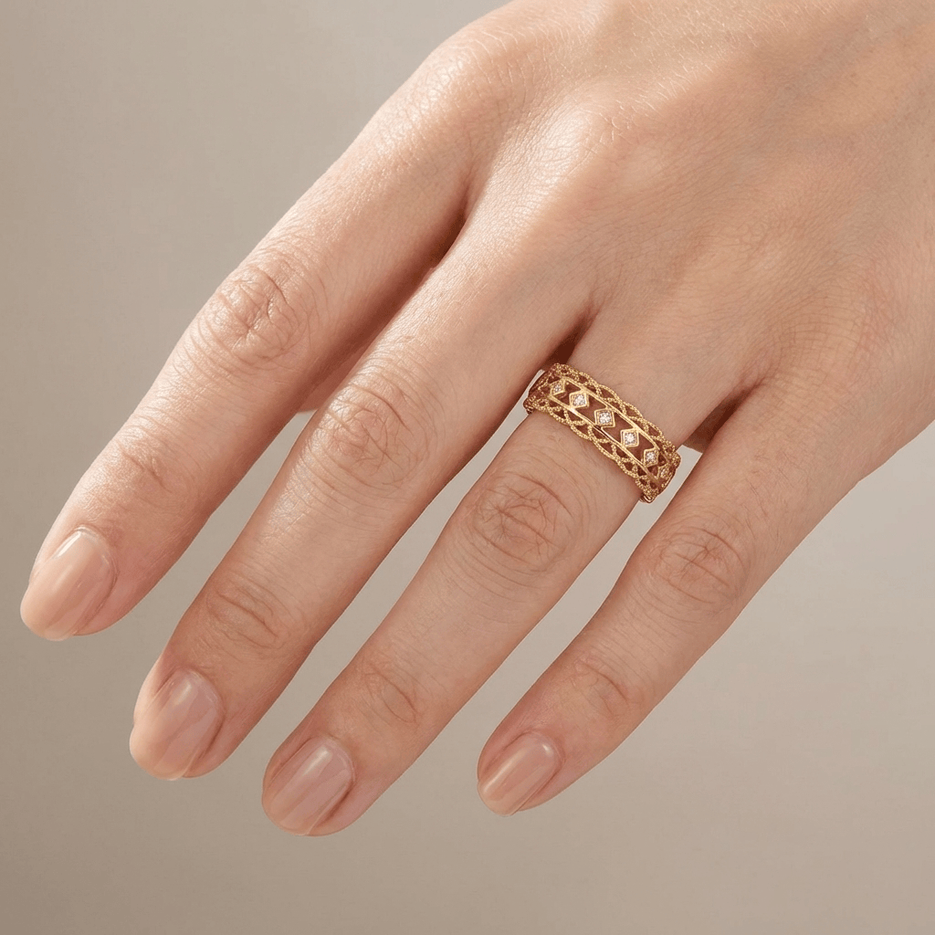 Anel aberto de ouro com diamantes da Rose & Oliver, mostrando detalhes de trabalho aberto e brilho elegante.