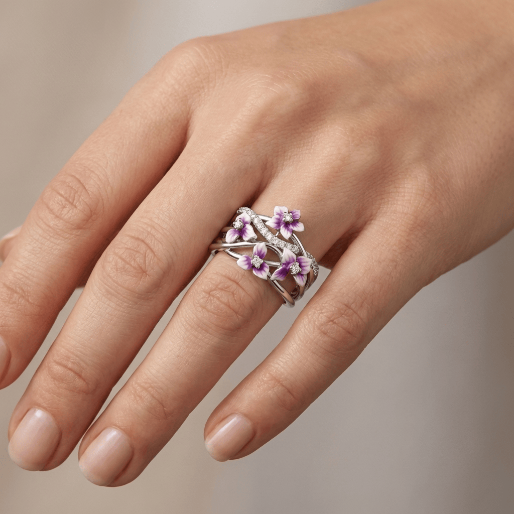 Anel de prata com flores roxas e detalhes em dourado, design delicado inspirado em jardim, da marca Rose & Oliver.