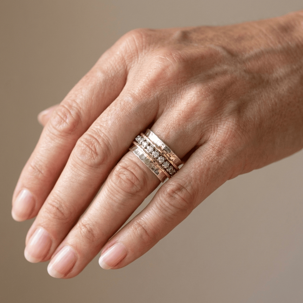 Ring Zirconia Serenity Spin von Rose & Oliver mit silbernem Finish und glänzendem Zirkonstein im Bild.