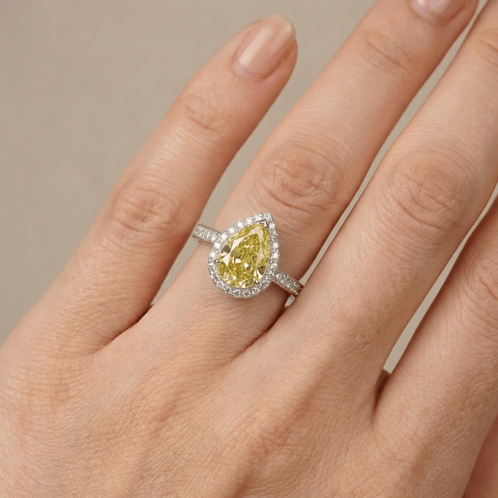 Gelber Pear Halo Diamant-Ring von Rose & Oliver mit glänzendem Finish und elegantem Design aus Silber.
