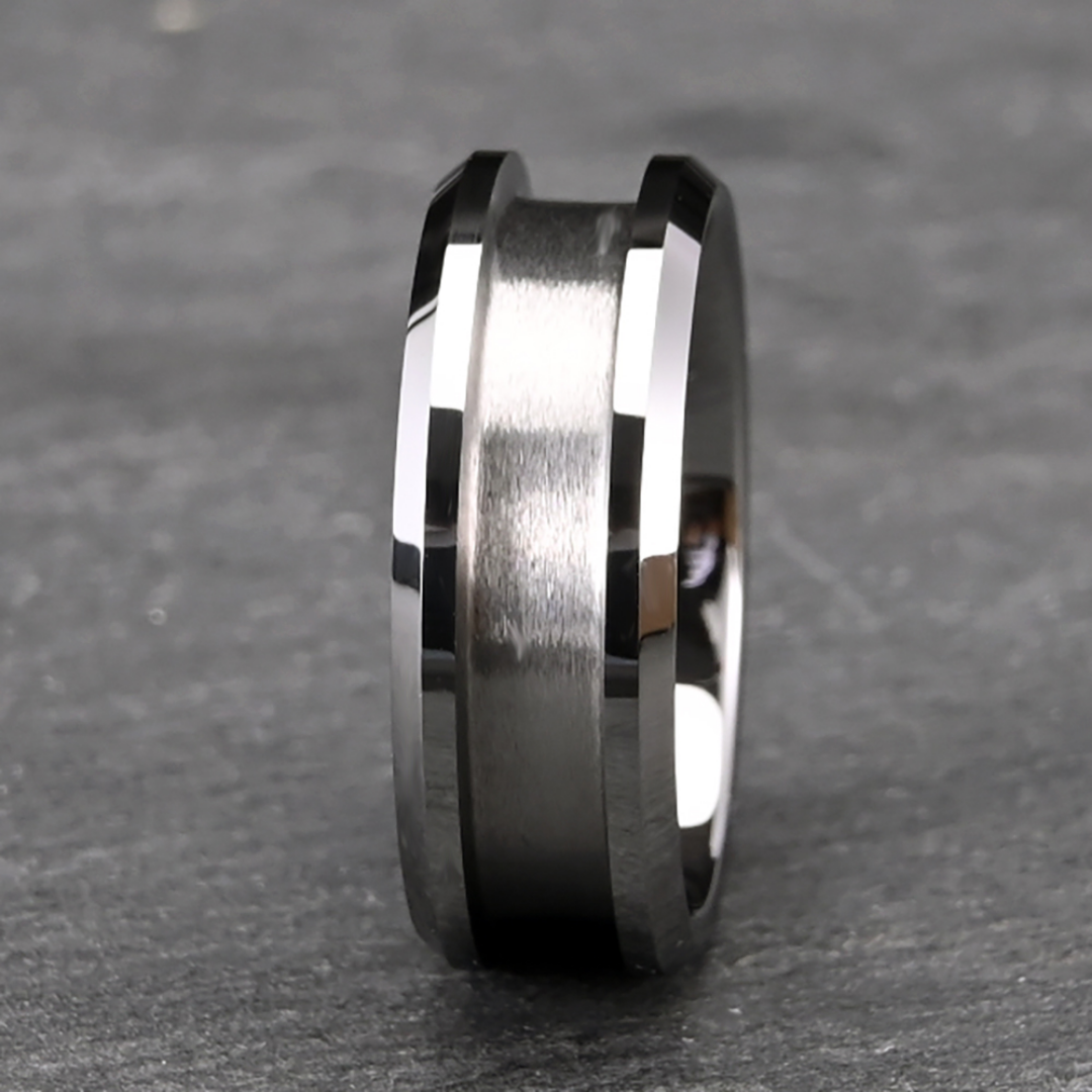 Ring Stahl Titan von Rose & Oliver aus Stahl, mit robuster Verarbeitung und modernem Design, ideal für täglichen Gebrauch und besondere Anlässe.