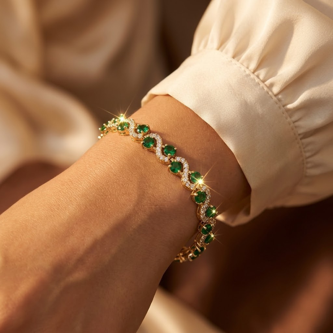 Pulseira de ouro com halo de esmeraldas da Rose & Oliver, detalhes elegantes e acabamento refinado, destaque para joia sofisticada.