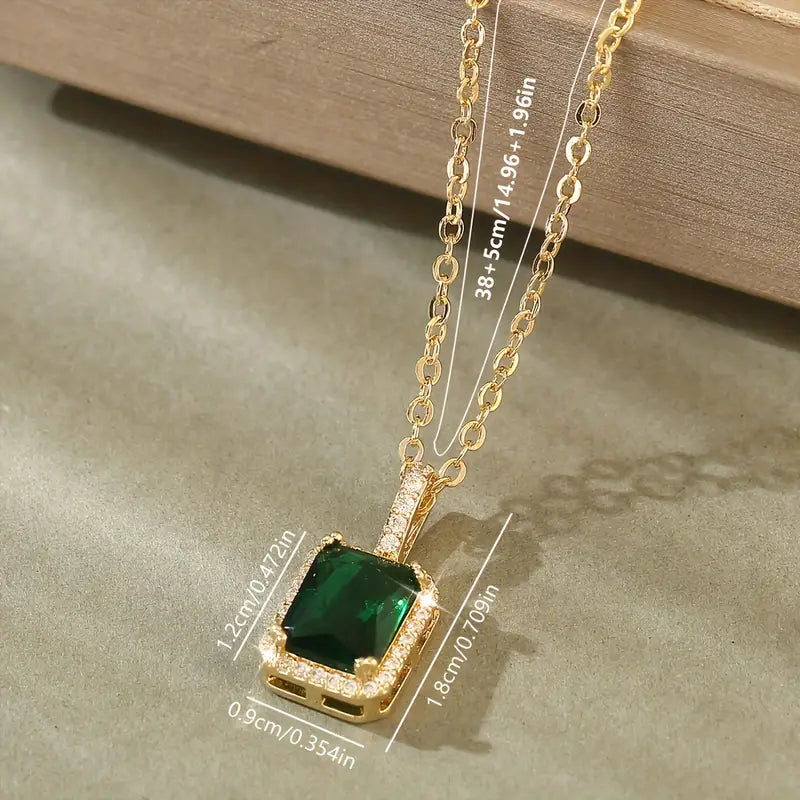 Colar retangular com halo de esmeralda dourada, da marca Rose & Oliver, com detalhes elegantes e acabamento refinado.