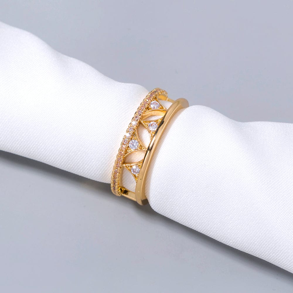 Anel ajustável Rose & Oliver com faixa dourada e detalhes de cristais, design elegante e delicado para ocasiões especiais.