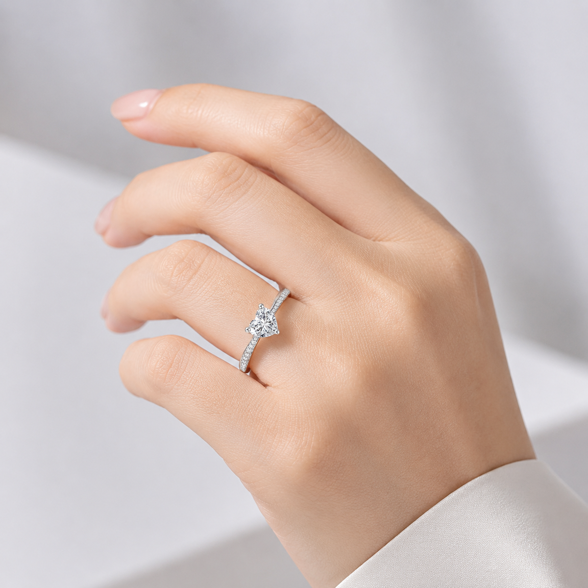 Anel Heart Zirconia Prata Rose & Oliver com detalhes pavé de zircônias em forma de coração, elegante e brilhante.