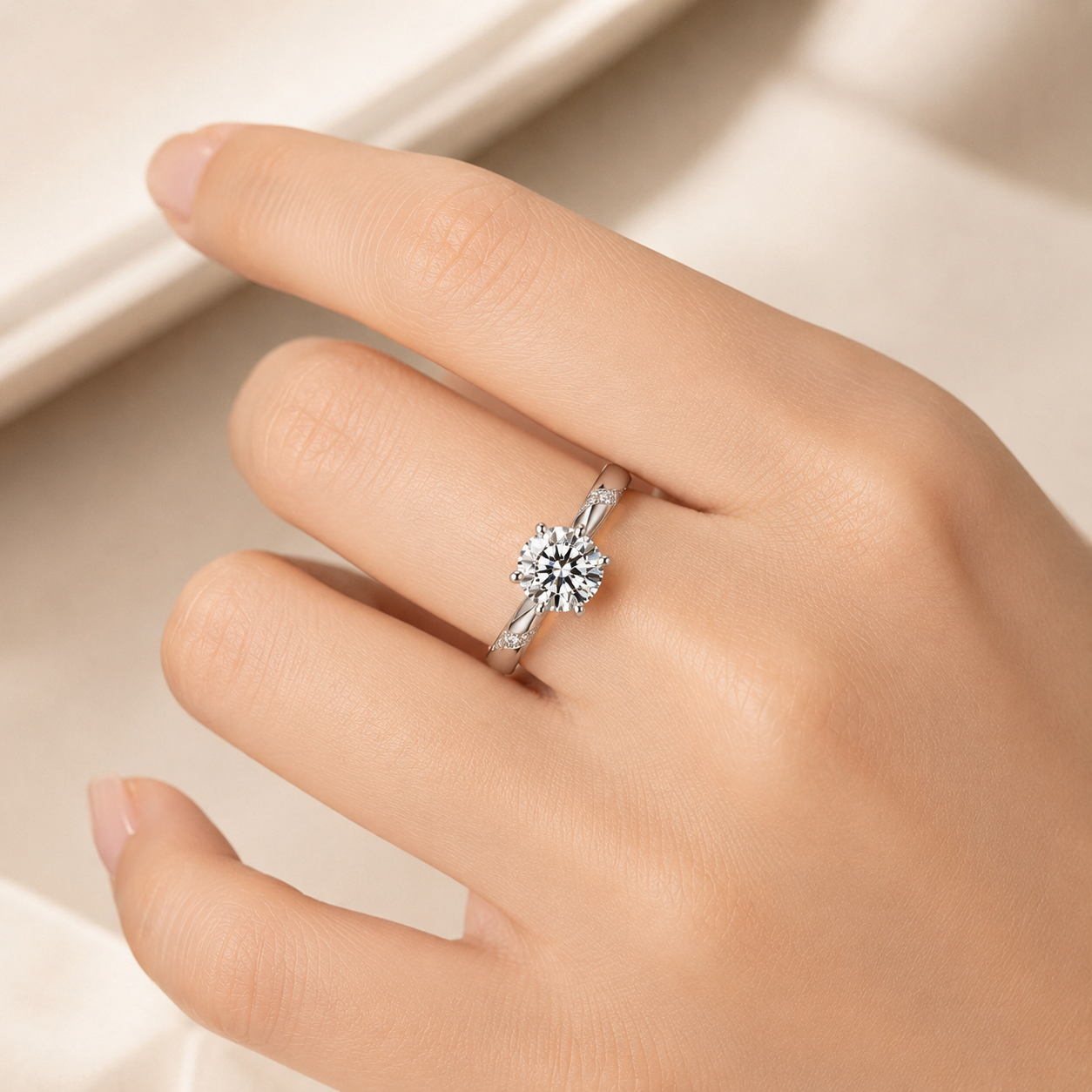 Anel moderno de prata com zircônia, design elegante e delicado, da marca Rose & Oliver, exibido com detalhes detalhados.