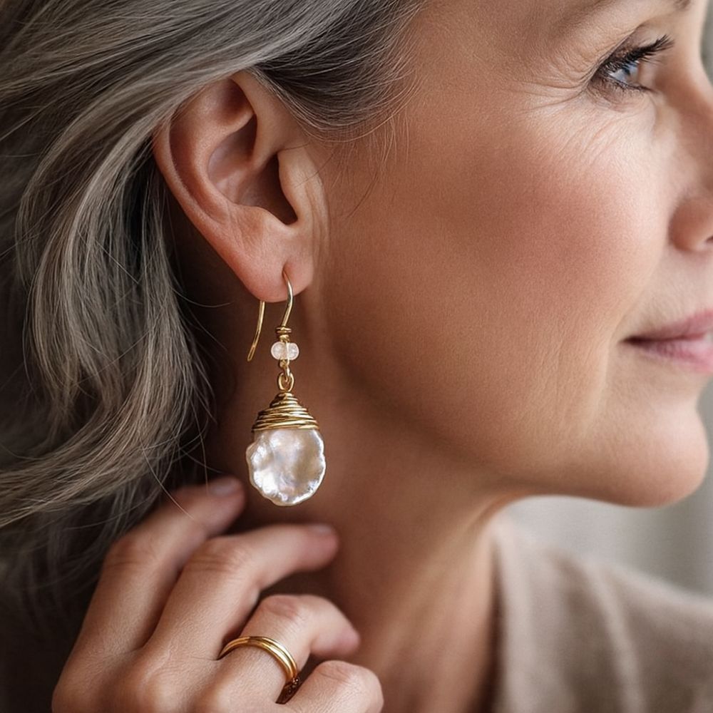 Brincos de gota vintage barroca com pérolas, estilo Barroque, marca Rose & Oliver, com detalhes elegantes e acabamento refinado.
