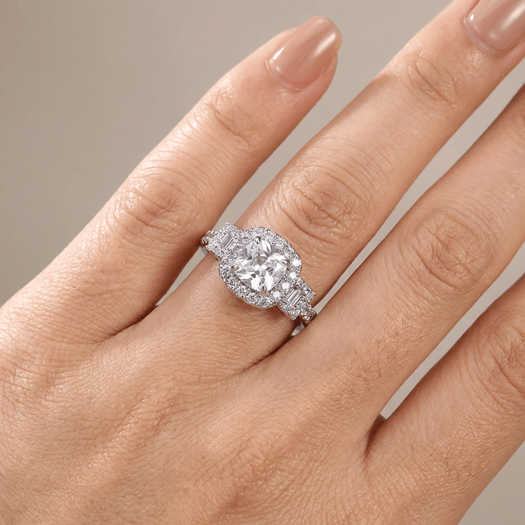 Anel de prata com diamantes em halo de almofada, da marca Rose & Oliver, mostrando o design elegante e detalhes brilhantes.