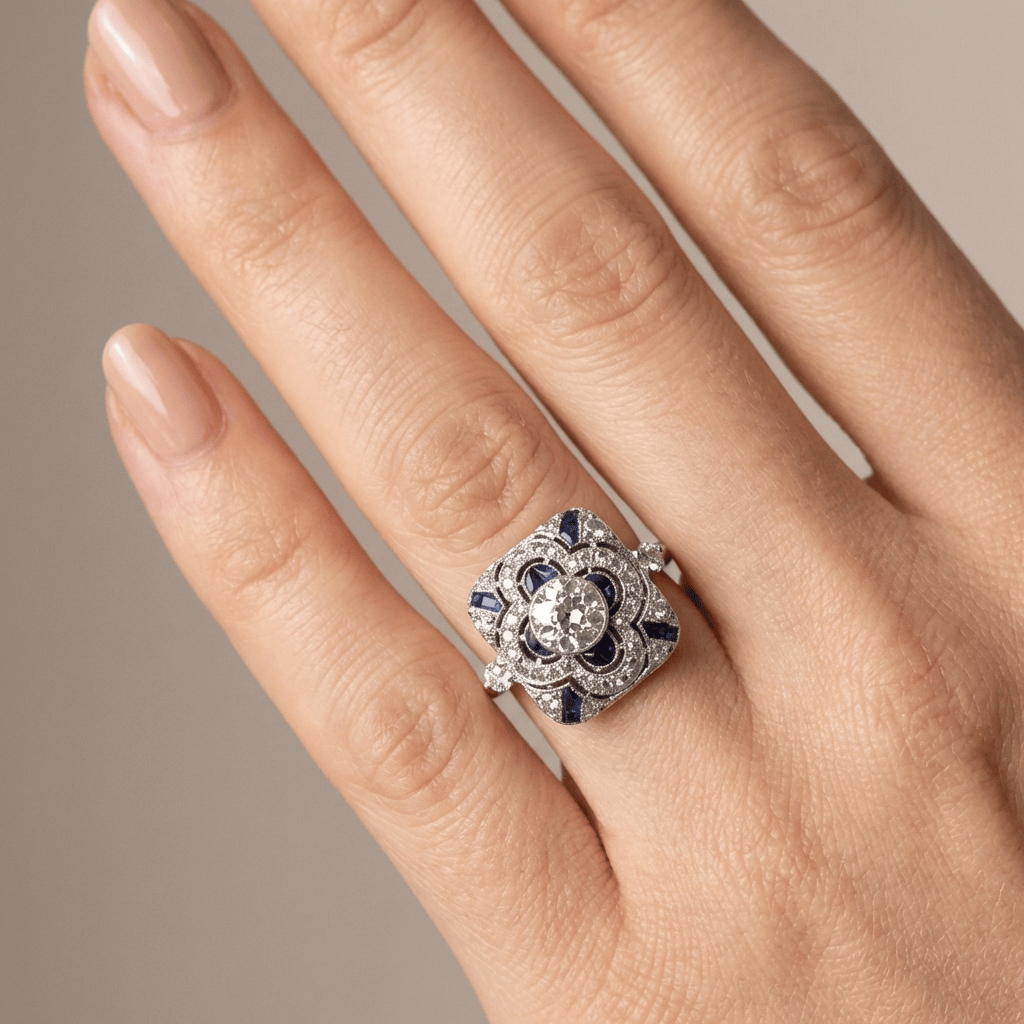 Anel vintage Rose & Oliver com prata, diamantes e safiras, com detalhes elegantes e design clássico.