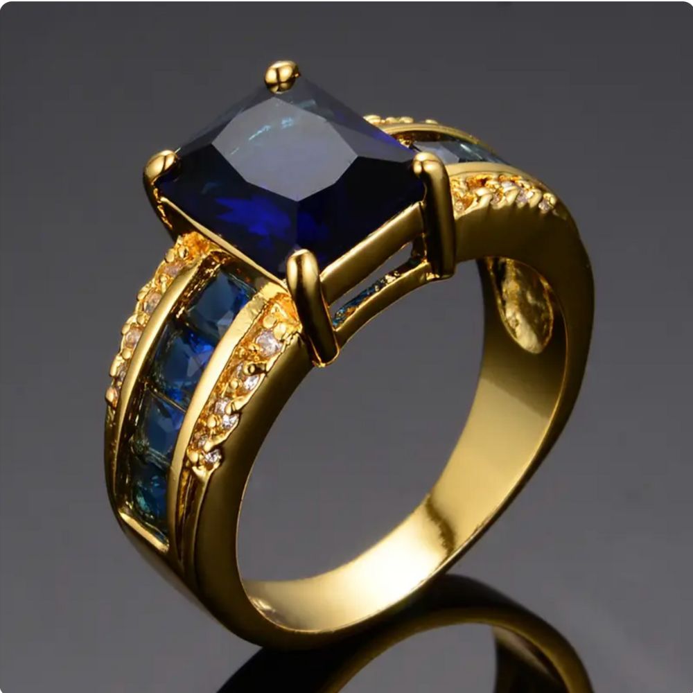 Ring Kassira Bluemont von Rose & Oliver in Silber mit zarten Details, im Bild dargestellt.
