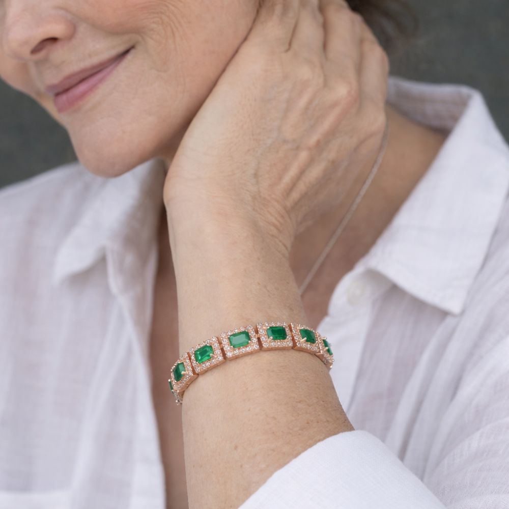Pulseira dourada com detalhe em esmeralda verde, estilo statement, da marca Rose & Oliver.