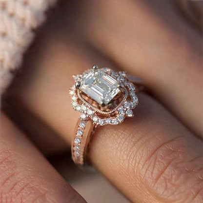 Anel retangular com halo de diamantes da marca Rose & Oliver, com detalhes elegantes em design de joalheria.