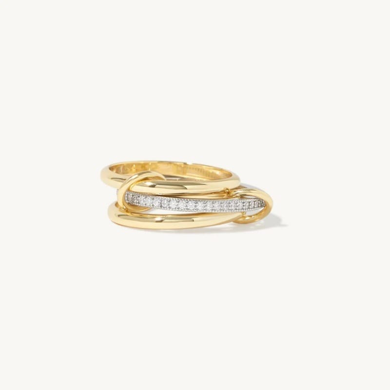 Anel Rose & Oliver de zirconia dourada entrelaçada, com acabamento brilhante e design elegante para uso diário.