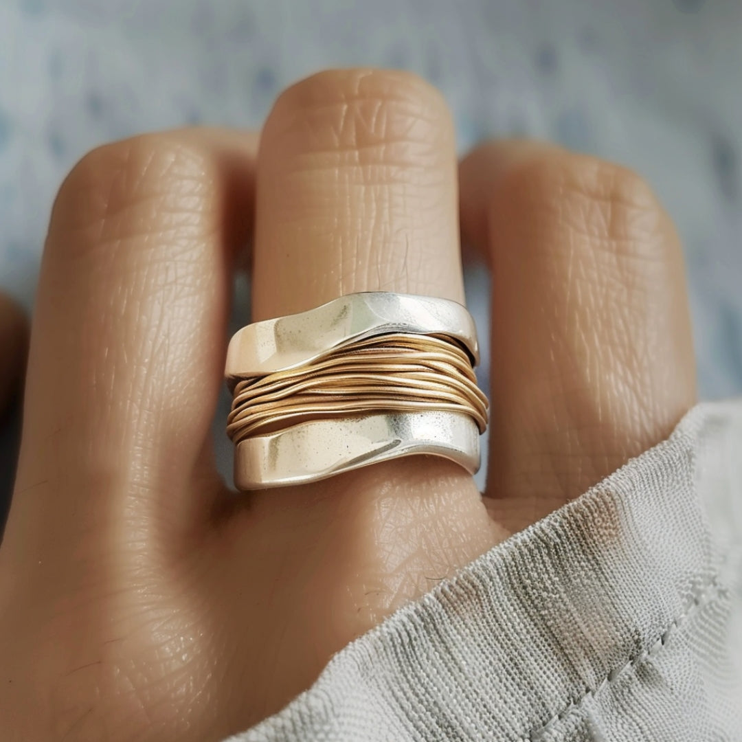 Silberner Ring mit goldenen Drähten von Rose & Oliver, elegantes Design, Details von ineinander verwobenen goldenen Drähten im Stück