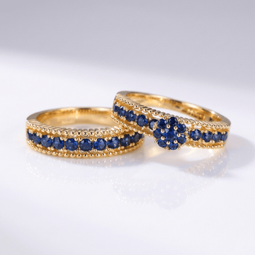 Conjunto de anéis empilhados de safira azul e ouro da Rose & Oliver, joalheria elegante para usar no dedo.