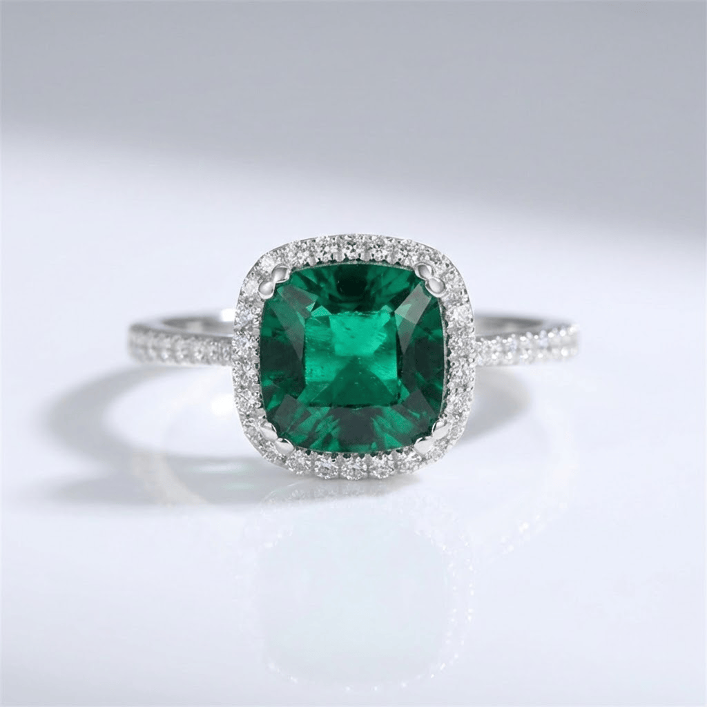 Anel de bolha de esmeralda verde com acabamento em halo, da marca Rose & Oliver, mostrando o design delicado e brilhante.