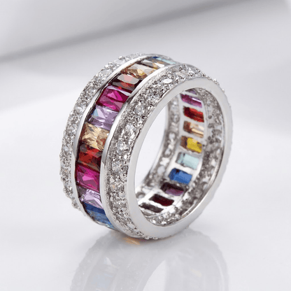 Silberring mit einem Band aus bunten Steinen in Regenbogenform, von der Marke Rose & Oliver, mit glänzenden Details und elegantem Finish.