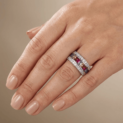 Regenbogen-Silberring mit bunten Edelsteinen, elegantes Design der Marke Rose & Oliver.