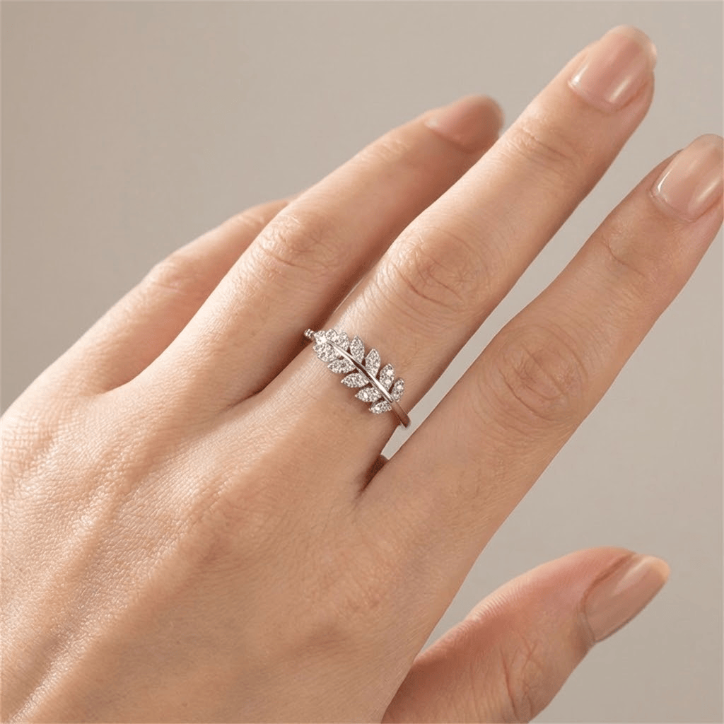 Anel ajustável Rose & Oliver com penas de prata e zirconias brilhantes, design delicado e elegante em destaque.