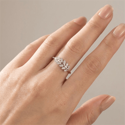 Anel ajustável Rose & Oliver com penas de prata e zirconias brilhantes, design delicado e elegante em destaque.