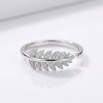 Anel ajustável Rose & Oliver com pena de prata e zirconia brilhante, design delicado e elegante para uso diário.