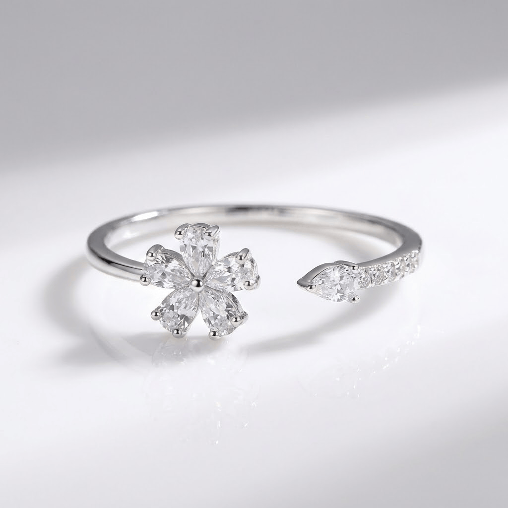 Anel ajustável Rose & Oliver com flor de zircônia prateada, detalhes delicados e acabamento brilhante.