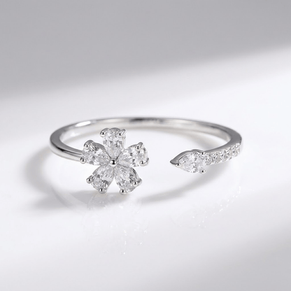 Anel ajustável Rose & Oliver com flor de zircônia prateada, detalhes delicados e acabamento brilhante.