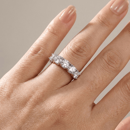 Silberring mit fünf runden Diamanten von Rose & Oliver, der brillante Details auf der Oberfläche des Rings zeigt.