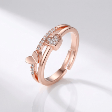 Anel ajustável Rose Gold com coração de zirconia brilhante, da marca Rose & Oliver, mostrando detalhes delicados e acabamento lustroso.