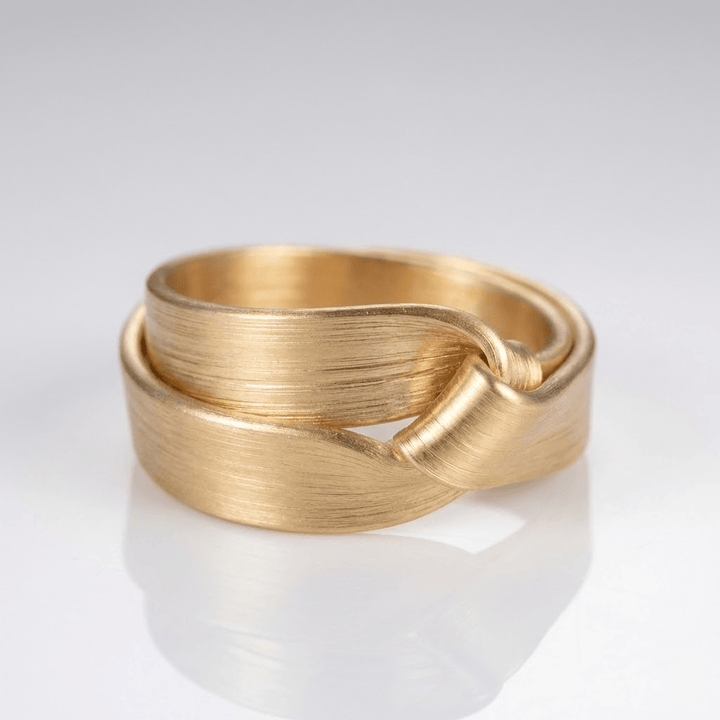 Anel vintage dourado Rose & Oliver ajustável com acabamento em ouro, detalhes elegantes e design clássico.