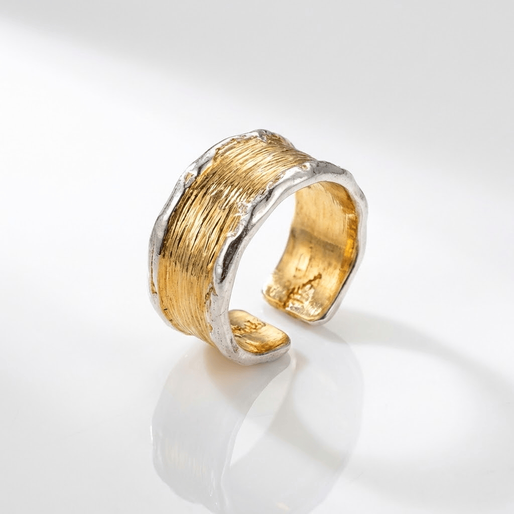 Adjustabler Ring Rose & Oliver in zwei Farbtönen aus Gold und Silber, mit handgefertigter Verarbeitung und elegantem Design.