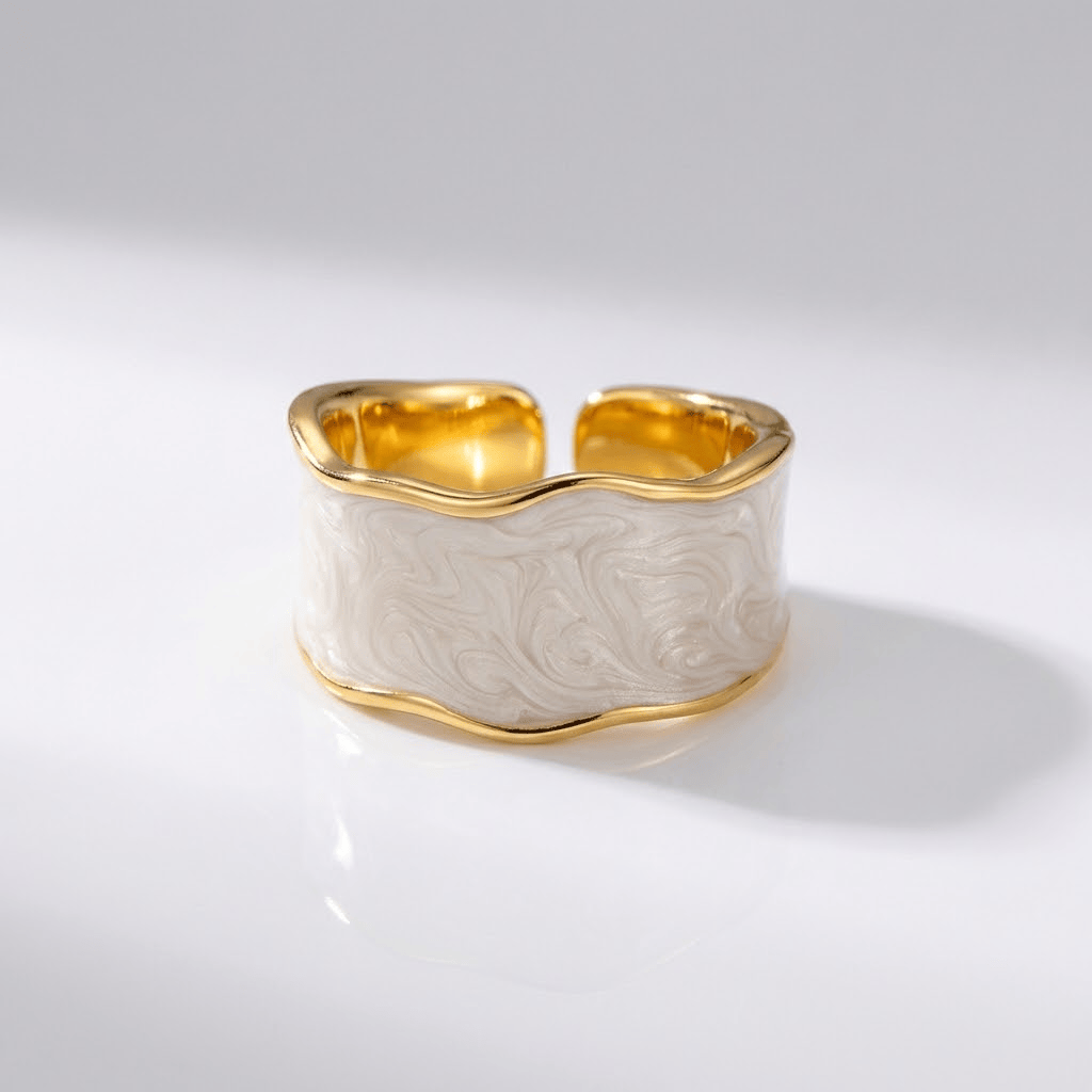 Verstellbarer vintage handgefertigter Ring von Rose & Oliver, mit künstlerischem Design und einzigartigen Details, handgemacht.