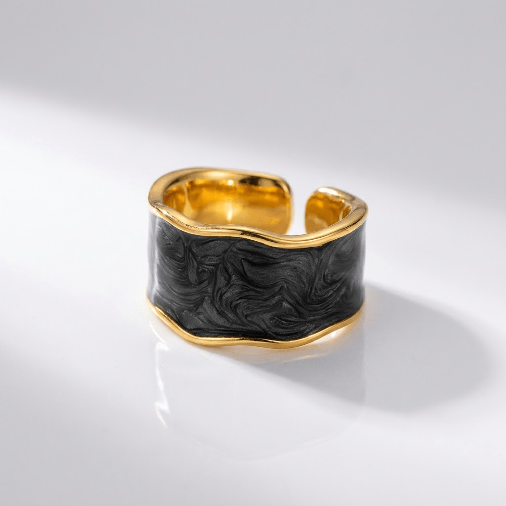 Vintage-Handgefertigter verstellbarer Ring von Rose & Oliver mit artistischem Design und detailliertem Finish im gealterten Ton.