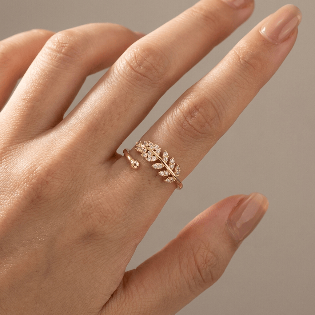 Anel ajustável com pena de prata e zirconia brilhante, da marca Rose & Oliver, exibido em close-up.