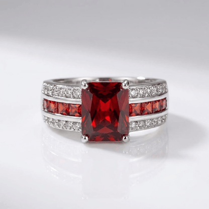 Anel vintage de pedra preciosa Rose & Oliver com detalhes clássicos e acabamento elegante, destaque para a pedra central brilhante.