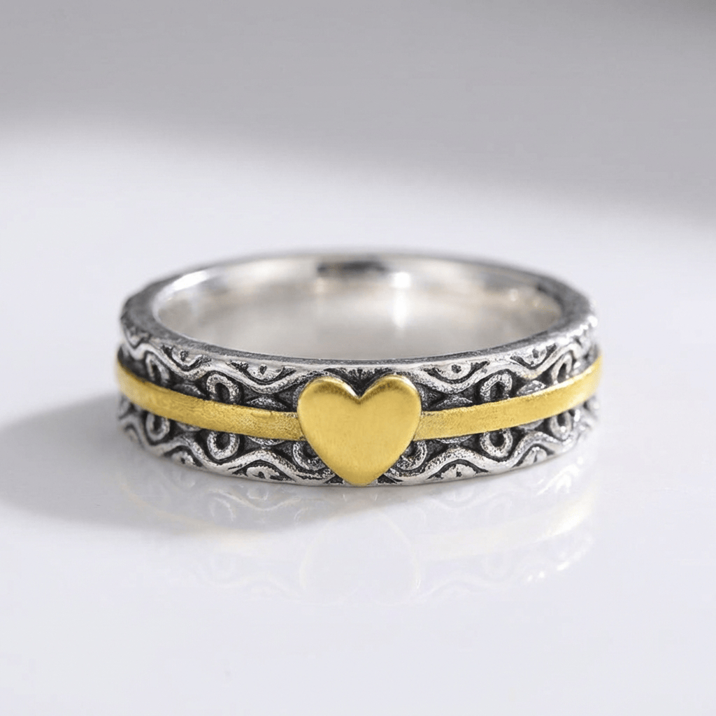 Handgefertigter Bandring aus Gold mit Herz, der Marke Rose & Oliver, im Bild in Nahaufnahme dargestellt.