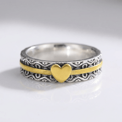 Handgefertigter Bandring aus Gold mit Herz, der Marke Rose & Oliver, im Bild in Nahaufnahme dargestellt.