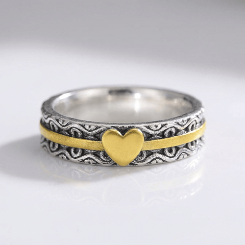 Handgefertigter Bandring aus Gold mit Herz, der Marke Rose & Oliver, im Bild in Nahaufnahme dargestellt.