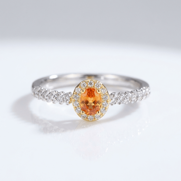 Anel ajustável Rose & Oliver com topoaz laranja prateado em halo, acabamento brilhante e design elegante para o dedo