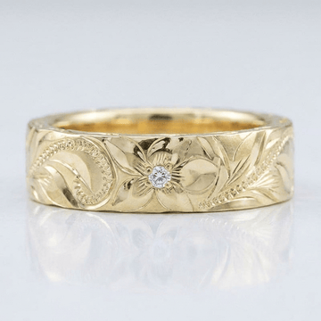 Anel vintage de banda com folha de ouro da Rose & Oliver, detalhes elegantes em acabamento dourado.