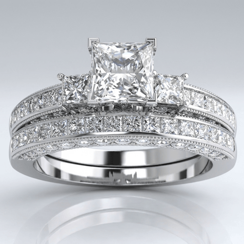 Anel quadrado de prata com pavê de diamantes, da marca Rose & Oliver, mostrado em close-up com detalhes brilhantes.