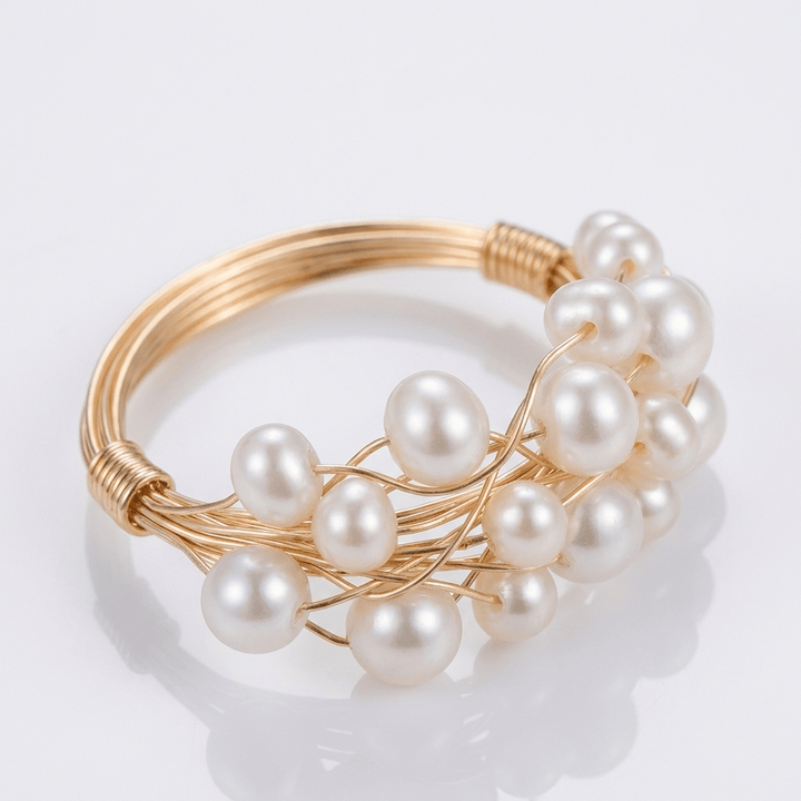 Pulseira ajustável Rose & Oliver com anel de pérolas douradas em estilo cluster, design elegante e delicado.