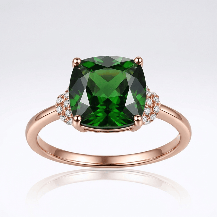 Anel de pedra preciosa com acabamento rosé dourado da Rose & Oliver, exibindo detalhes elegantes e brilho sofisticado.