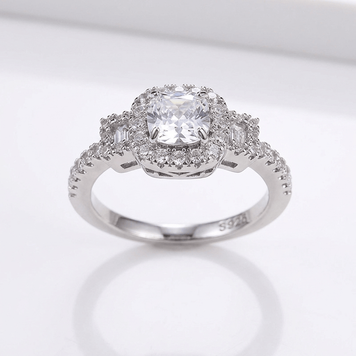 Anel de prata com diamantes em halo de cushion, da marca Rose & Oliver, destacando o design elegante e brilho refinado.